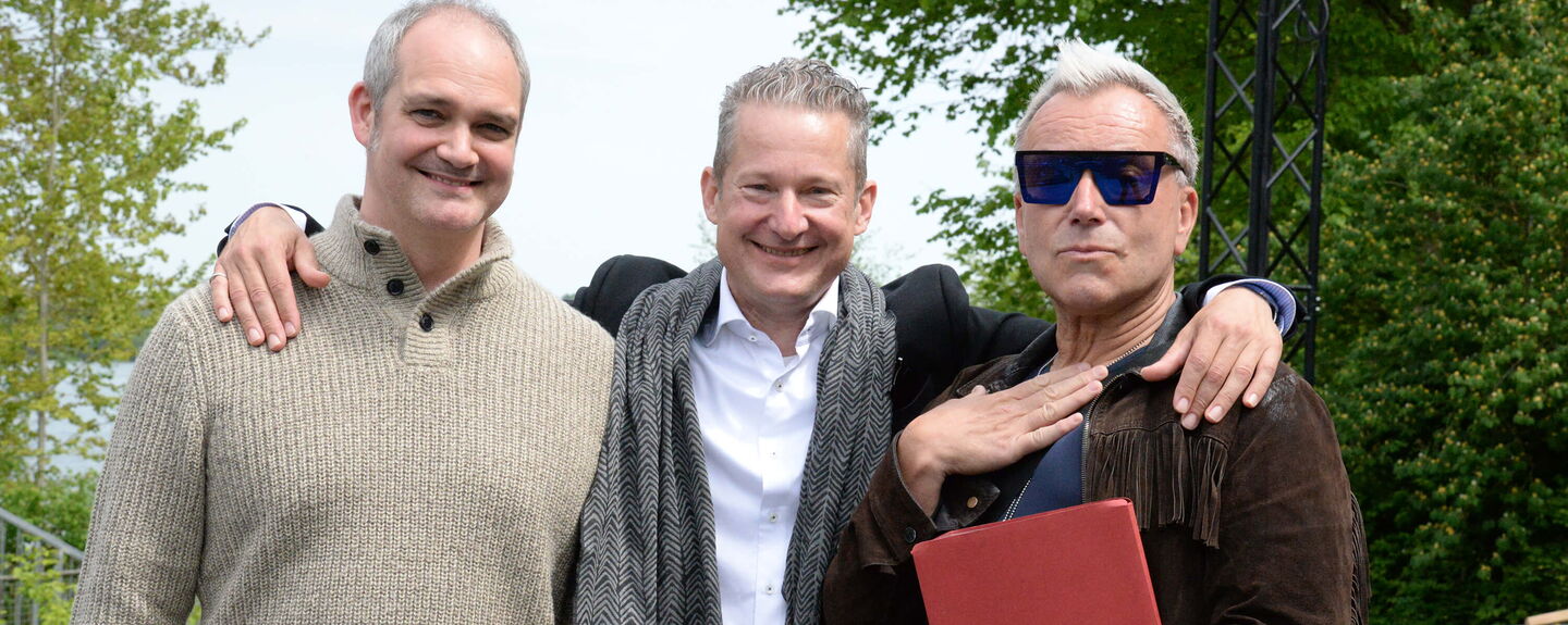 Regisseur Tobias Materna (mitte) ist glücklich mit der Besetzung der beiden Hauptrollen: Uwe Kröger spielt Albin/Zaza und Livio Cecini den Georges.