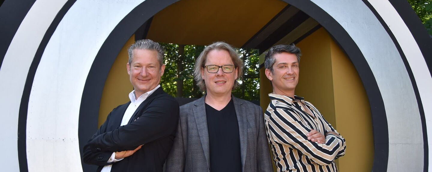 Regisseur Tobias Materna (v.l.), musikalischer Leiter Christoph Bönecker und Choreograf Vanni Viscusi. Foto: Constanze Emde