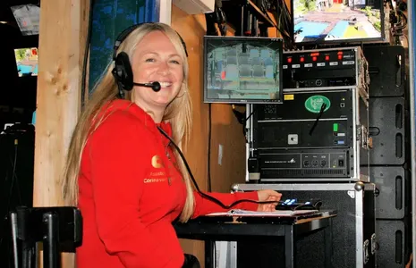 Drückt Corina von Wedel-Gerlach einen dieser Knöpfe, kann sie über ihr Mikrofon direkt mit den Technikern oder dem Dirigenten sprechen. FOTO: CLAUDIA RESTHÖFT