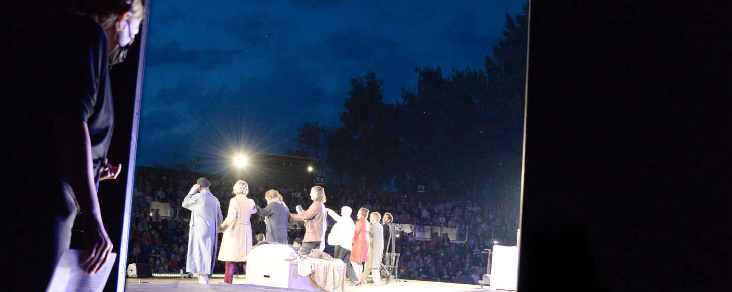 Susanne Niebling: Co-Regie & Inspizientin, gibt Anweisungen aus der "Null-Gasse