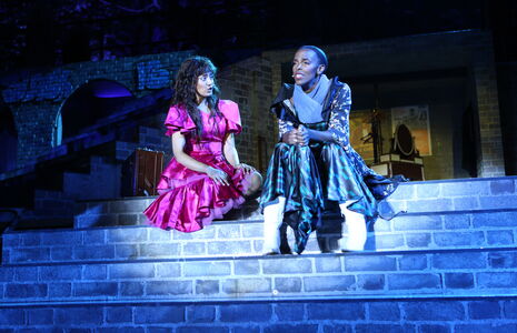 Anita (Kerry Jean) warnt Maria (Merra Varghese) eindringlich vor Tony