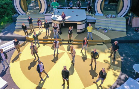 Das Ensemble probt auf der Seebühne fürs Musical „Cabaret“ und ist begierig, endlich wieder vor Publikum auftreten zu können. Am 2. Juli geht’s los!