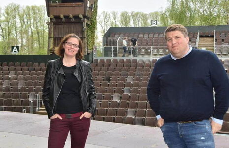 Anna-Luise Hoffmann und Falk Herzog stehen auf dem verlängerten Teil der Bühne. Foto: Constanze Emde