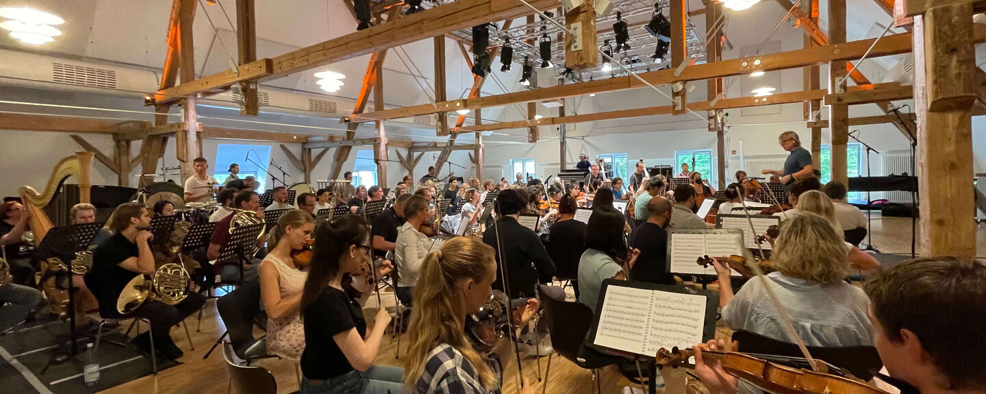 Orchester-Probe mit 80 MusikerInnen zu "Orcherster on the Rocks"
