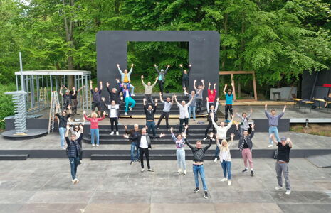 Voller Enthusiasmus hat das Musical-Ensemble die Probenarbeit auf der Seebühne der Eutiner Festspiele aufgenommen. Foto: EF/honorarfrei