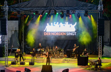 "Eutin Singt!": "Der Norden Singt" – Niels Schröder & Band auf der Seebühne Eutin
