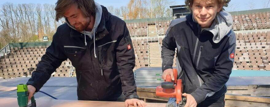 Adrian Brombacher und Jasper Stöckel arbeiten am Aufbau der Bühne