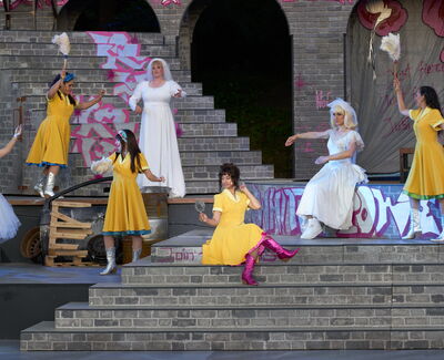 „Ich seh gut aus“ (I feel pretty) – Frisch verliebt, fühlt Maria sich schön auf Eutins Seebühne. Foto: Marcel Kohnen