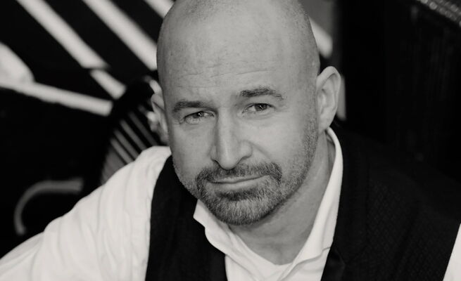 John Heuzenroeder als Fürst Yamadori