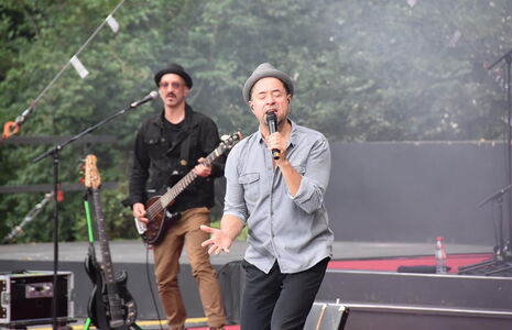 Mit viel Gefühl sang Jan Josef Liefers zum Saisonabschluss mit seiner Band Radio Doria.