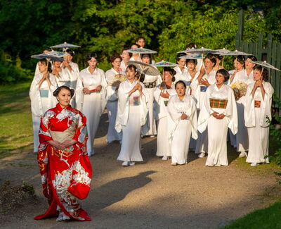Yitian Luan (Foto) und Tetiana Miyus wechseln sich in der Rolle von Cio-Cio-San ab. Zudem zu sehen: Der Chor der Eutiner Festspiele. Foto: EFS