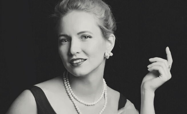 Alyona Rostovskaya als Mimi