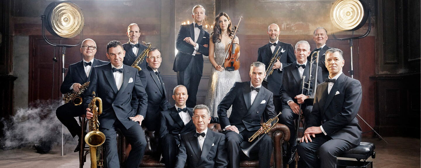 Max Raabe erstmals mit seinem Orchester auf die Eutiner Seebühne. Foto: Gregor Hohenberg