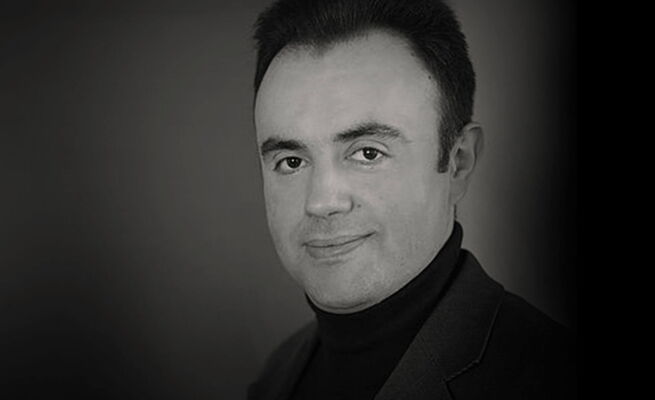 Luis Araos-Gutierrez als Diener