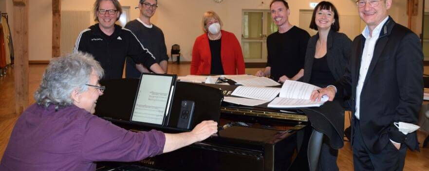 Allgemeine Freude über die guten Aussichten für die bevorstehende Saison: Staatssekretärin Bettina Hagedorn (Mitte) und die Mitwirkenden beim Probenstart. Foto: Achim Krauskopf