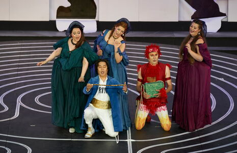 Die drei Damen, Glockenspiel als Helfer in der Not.