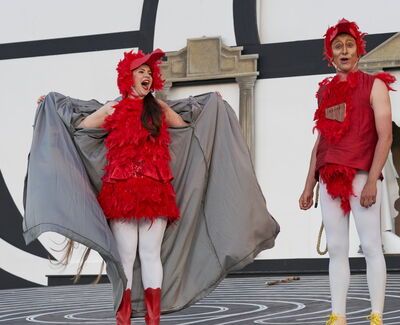 Achim Hoffmann begeisterte als Papageno mit Witz, ,Marie Maidowski entzückte als Papagena.