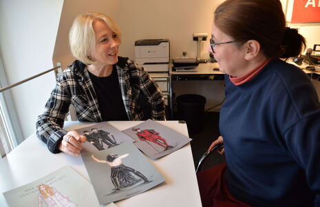 Cordula Stummeyer (links) zeigte Anna-Luise Hoffmann ihre Kostümentwürfe für den „Freischütz“.