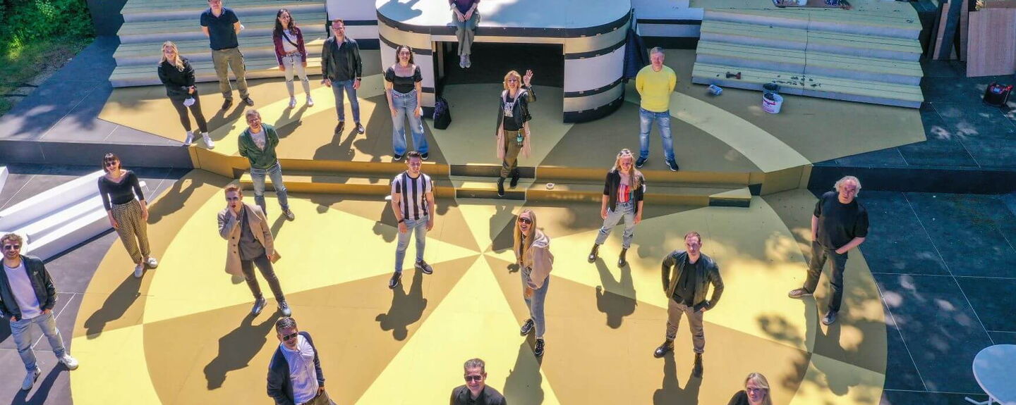 Das Ensemble probt auf der Seebühne fürs Musical „Cabaret“ und ist begierig, endlich wieder vor Publikum auftreten zu können. Am 2. Juli geht’s los!