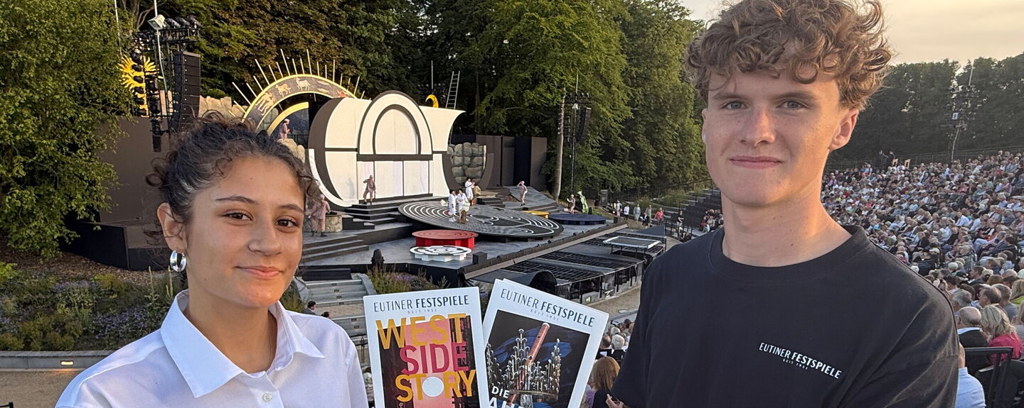 Jamira und Max finden das Ticket-Angebot für ihre Generation gut.