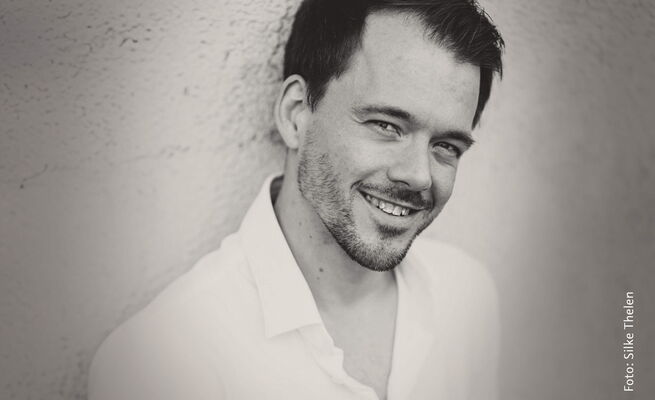 Konstantin Busack als Priester