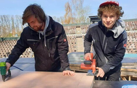 Adrian Brombacher und Jasper Stöckel arbeiten am Aufbau der Bühne