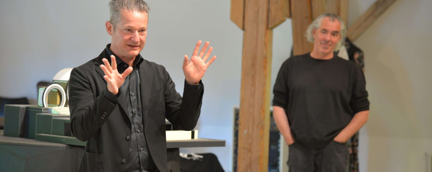 Ein Käfig voller Narren – viel mehr als nur schräge Vögel. Regisseur Tobias Materna.