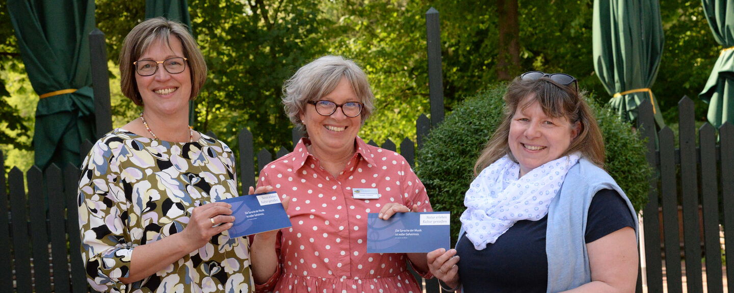 Meike Langmaack (links) und Britta Grünewald (rechts) freuen sich über Freikarten