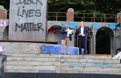 Geschäftsführer Falk Christoph Herzog und Ministerpräsident Daniel Günther eröffnen die Festspielsaison 2025.