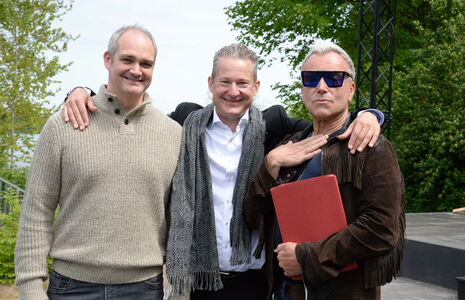 Regisseur Tobias Materna (mitte) ist glücklich mit der Besetzung der beiden Hauptrollen: Uwe Kröger spielt Albin/Zaza und Livio Cecini den Georges.
