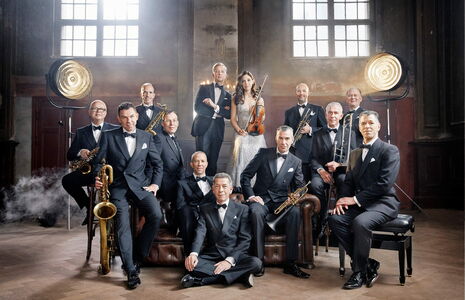 Max Raabe erstmals mit seinem Orchester auf die Eutiner Seebühne. Foto: Gregor Hohenberg