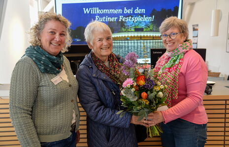 25.000 Karten für die neue Saison der Festspiele sind jetzt gebucht. Für ihren Jubiläumskauf wurde Susanne Kühnert mit einem Blumenstrauß beglückwünscht von den Konzertkasse-Mitarbeiterinnen Kerstin Gradert (rechts) und Susanne Utes (links). Foto: EF/C. B
