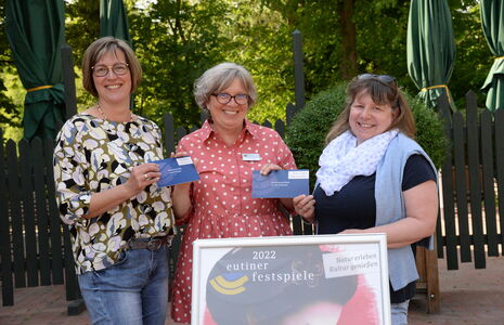 Meike Langmaack (links) und Britta Grünewald (rechts) freuen sich über Freikarten