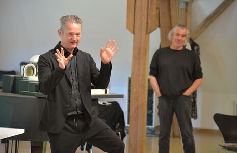 Ein Käfig voller Narren – viel mehr als nur schräge Vögel. Regisseur Tobias Materna.