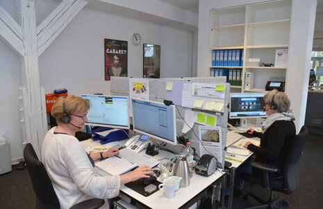 Die Telefone klingeln pausenlos: Kerstin Gradert und Ulrike Horstmann, Leiterin der Konzertkasse