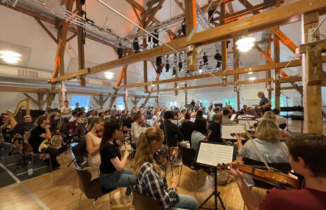 Orchester-Probe mit 80 MusikerInnen zu "Orcherster on the Rocks"