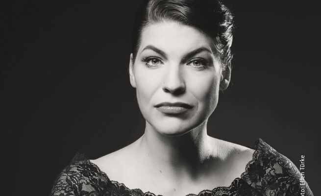 Sarah Alexandra Hudarew als II. Dame