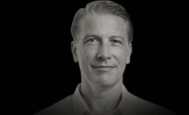 Martin Sommerlatte als Harry, Harrison Howell