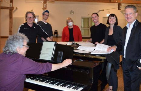 Allgemeine Freude über die guten Aussichten für die bevorstehende Saison: Staatssekretärin Bettina Hagedorn (Mitte) und die Mitwirkenden beim Probenstart. Foto: Achim Krauskopf