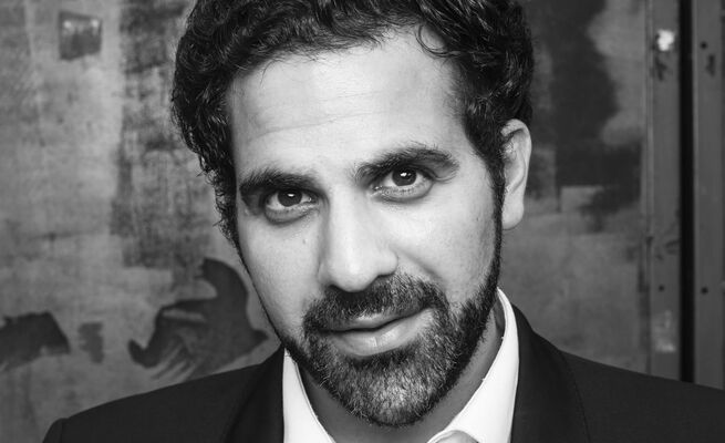 Manos Kia als Bariton