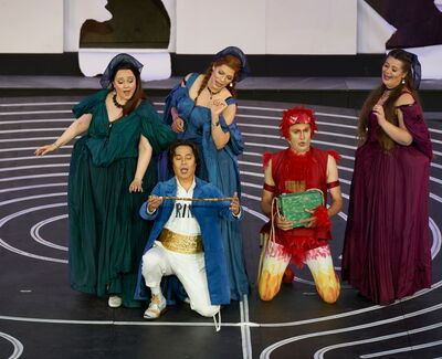 Die drei Damen, Glockenspiel als Helfer in der Not.