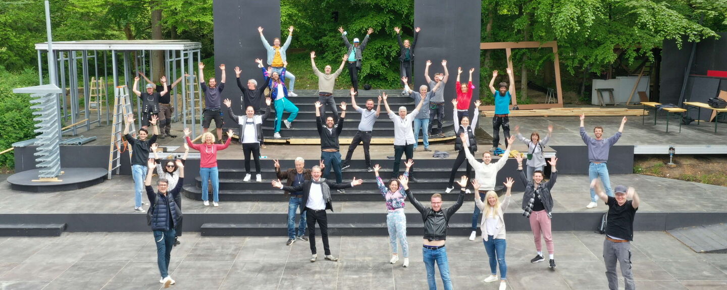 Voller Enthusiasmus hat das Musical-Ensemble die Probenarbeit auf der Seebühne der Eutiner Festspiele aufgenommen. Foto: EF/honorarfrei