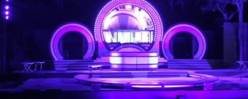 Besondere Lichteffekte werden zurzeit erprobt. Wie es bei „Ein Käfig voller Narren“ aussehen könnte, zeigt die Kulisse für das Stück „Cabaret“. Foto: EFS