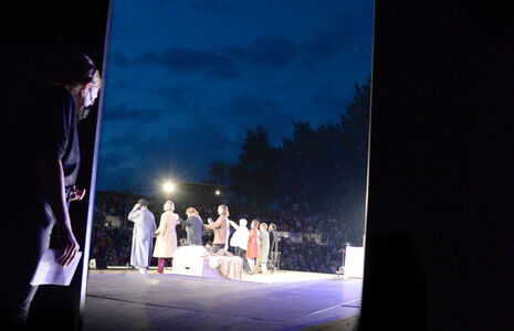 Susanne Niebling: Co-Regie & Inspizientin, gibt Anweisungen aus der "Null-Gasse