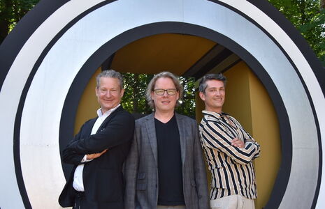 Regisseur Tobias Materna (v.l.), musikalischer Leiter Christoph Bönecker und Choreograf Vanni Viscusi. Foto: Constanze Emde