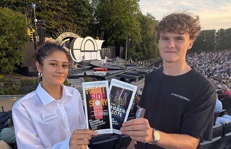 Jamira und Max finden das Ticket-Angebot für ihre Generation gut.