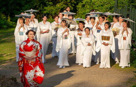 Yitian Luan (Foto) und Tetiana Miyus wechseln sich in der Rolle von Cio-Cio-San ab. Zudem zu sehen: Der Chor der Eutiner Festspiele. Foto: EFS