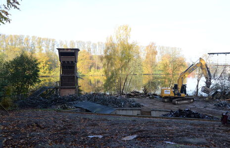 Die alte Tribüne ist weg, der Abriss lief nach Plan.