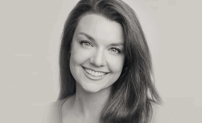 Juliana Curcio als Kate Pinkerton