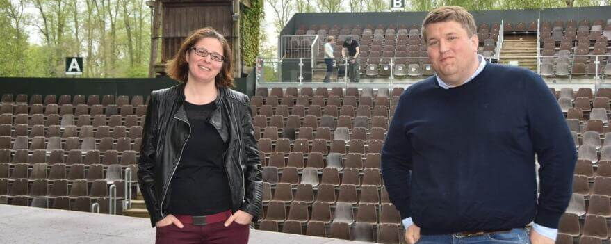 Anna-Luise Hoffmann und Falk Herzog stehen auf dem verlängerten Teil der Bühne. Foto: Constanze Emde